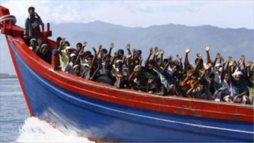 Los musulmanes rohingyas desplazados llegan en barco a la costa occidental de Indonesia. 10 de mayo de 2015