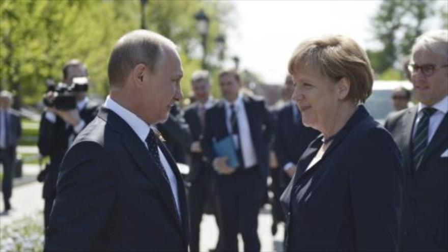 El presidente de Rusia, Vladimir Putin y la canciller alemana, Angela Merkel, se reúnen en Moscú, capital de Rusia. 10 de mayo 2015