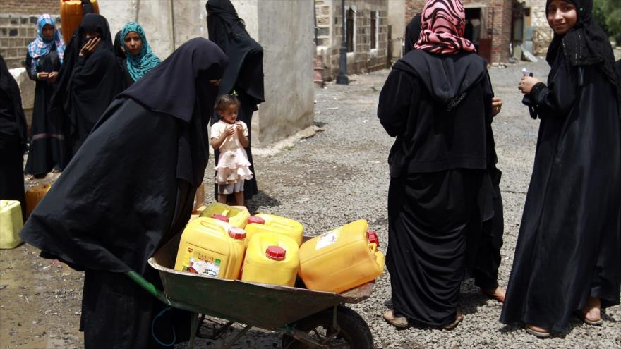 Mujeres yemeníes portan sus bidones de agua en medio de una aguda escasez de agua en Saná (capital).