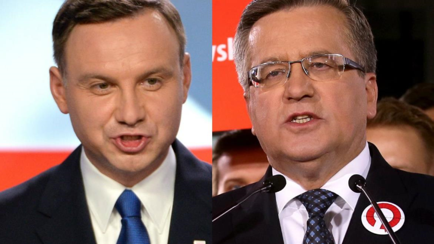 El presidente polaco, Bronislaw Komorowski (drch), el candidato conservador Andrzej Duda (izq) 