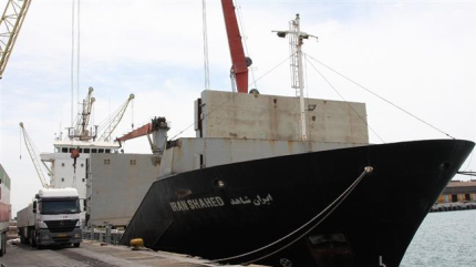 Tres buques de guerra siguen barco iraní con ayuda para Yemen