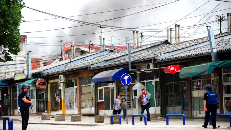 Familia de Kumanovo, en el norte de Macedonia, abandona un barrio donde se han producido enfrentamientos entre Policía y un presunto grupo armado kosovar. 9 de mayo de 2015