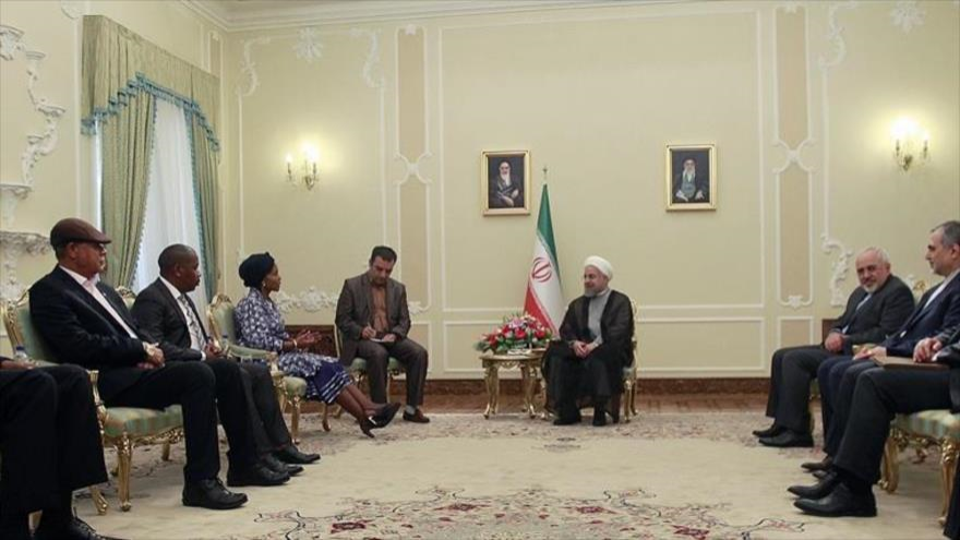 La reunión entre el presidente iraní, Hasan Rohani y la canciller sudafricana, Nkoana-Mashabane, Teherán, Irán. 11 de Mayo 2015