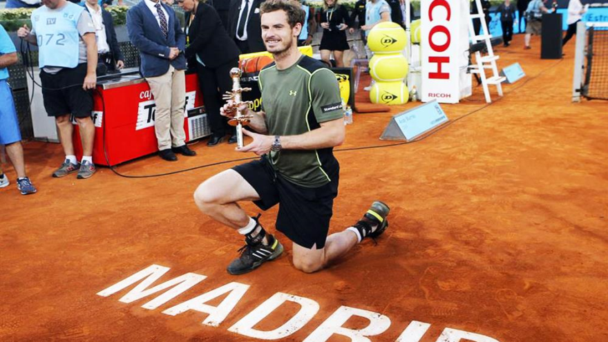 El tenista británico Andy Murray levanta su trofeo de campeón de Masters 1000 de Madrid, España.