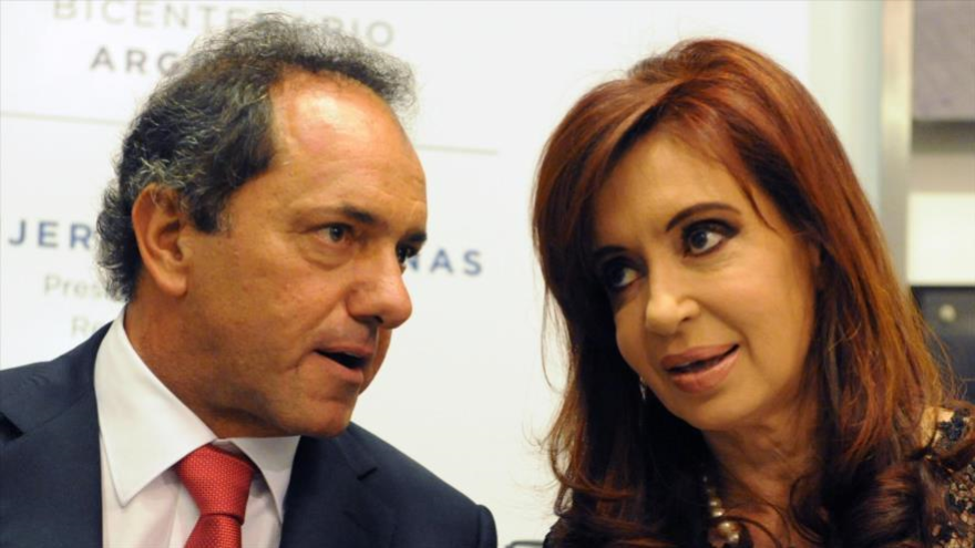 El candidato de FPV a la presidencia argentina, Daniel Scioli, junto a la presidenta Cristina Fernández de Kirchner