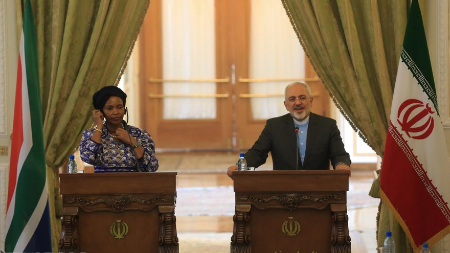 El canciller persa, Mohamad Yavad Zarif durante una rueda de prensa conjunta con su homóloga sudafricana, Maite Nkoana-Mashabane, Teherán, Irán. 11 de mayo 2015