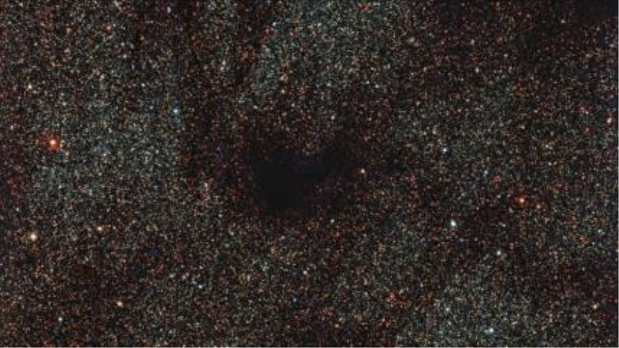 Imagen de un agujero entre las estrellas de Vía Láctea, captada por el telescopio del Observatorio Europeo Austral