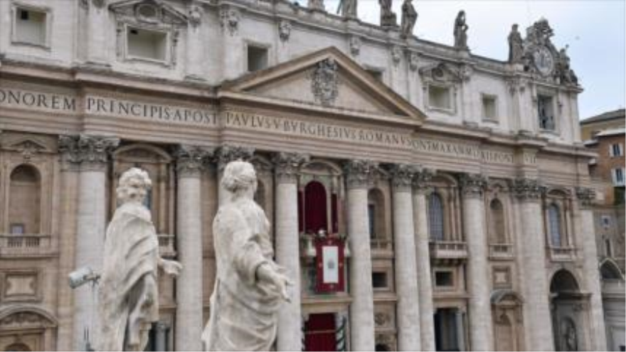 Papa Francisco da discurso desde balcón central de la Basílica de San Pedro del Vaticano