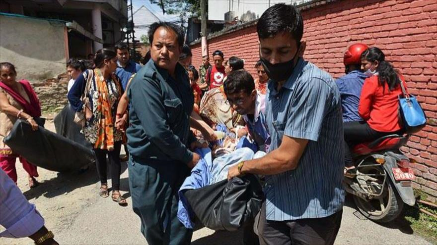 Sacan los cadáveres tras el nuevo sismo en Nepal
