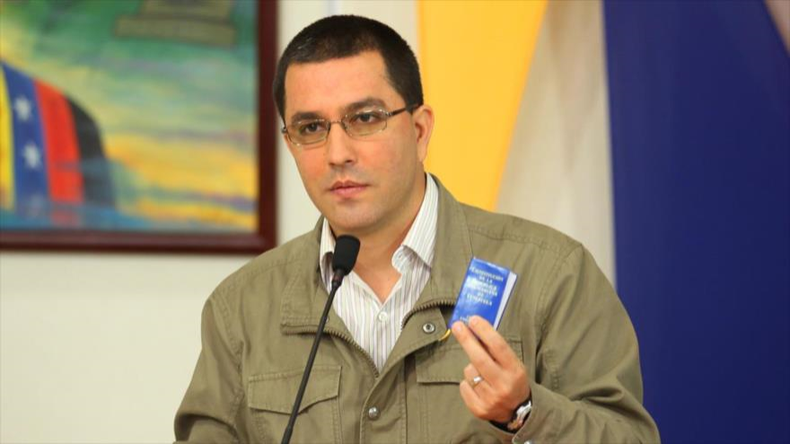 El vicepresidente de Venezuela, Jorge Arreaza, hace referencia a la Constitución venezolana.