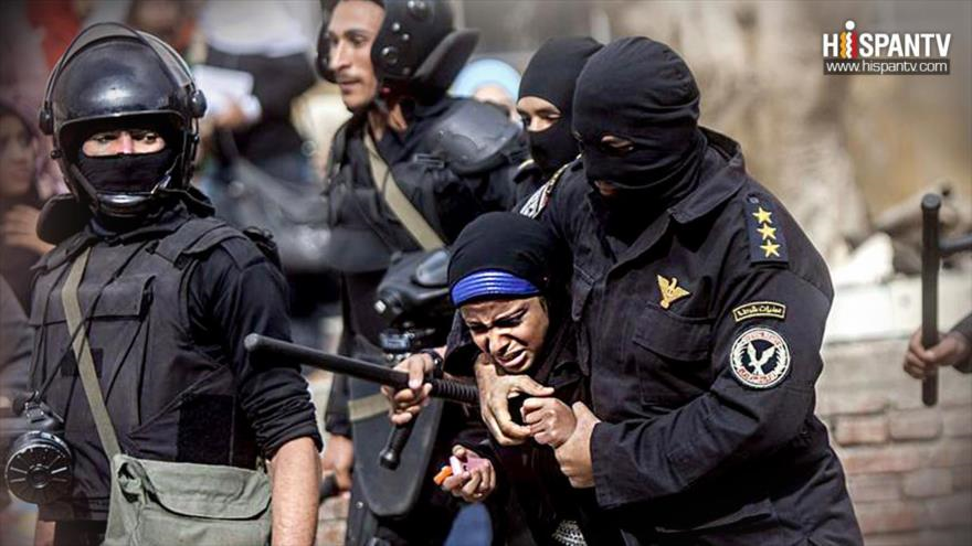 Los efectivos egipcios detienen a una joven durante una manifestación antigubernamental