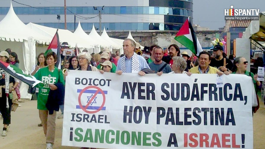 Militantes proboicot al régimen israelí en Gijón, en el este de España, en julio de 2012
