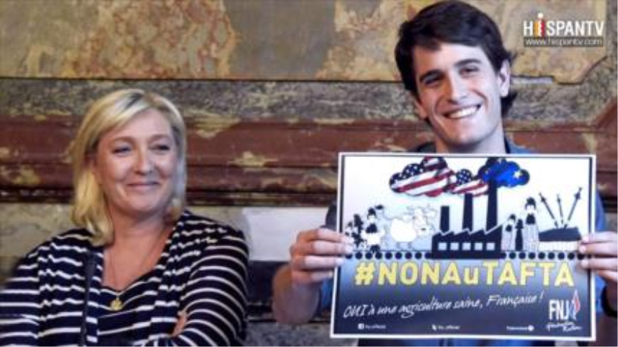 Marine Le Pen (izda.), presidenta del Frente Nacional francés, lanza junto al director de la sección juvenil del partido, Gaëtan Dussausaye, una campaña contra un tratado comercial secreto con Estados Unidos. 18 de mayo de 2015