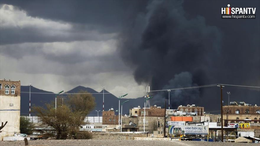 Una columna negra de humo provocada por un mortero que impactó contra una posición en la ciudad saudí de Nayrán