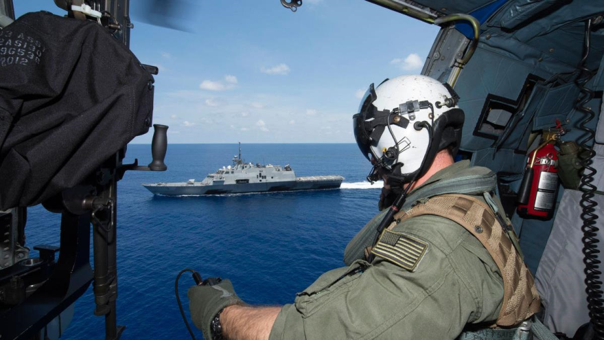 Buque de combate litoral de la Marina de Estados Unidos USS Fort Worth en el mar de China Meridional durante un patrullaje.