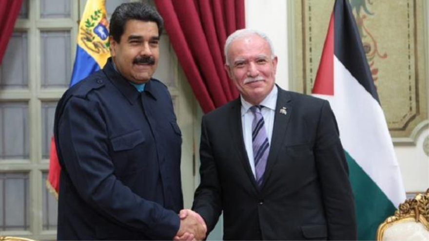 El presidente venezolano, Nicolás Maduro (izq.), y el canciller palestino Riad al-Maliki (dcha.). 20 de mayo de 2015.