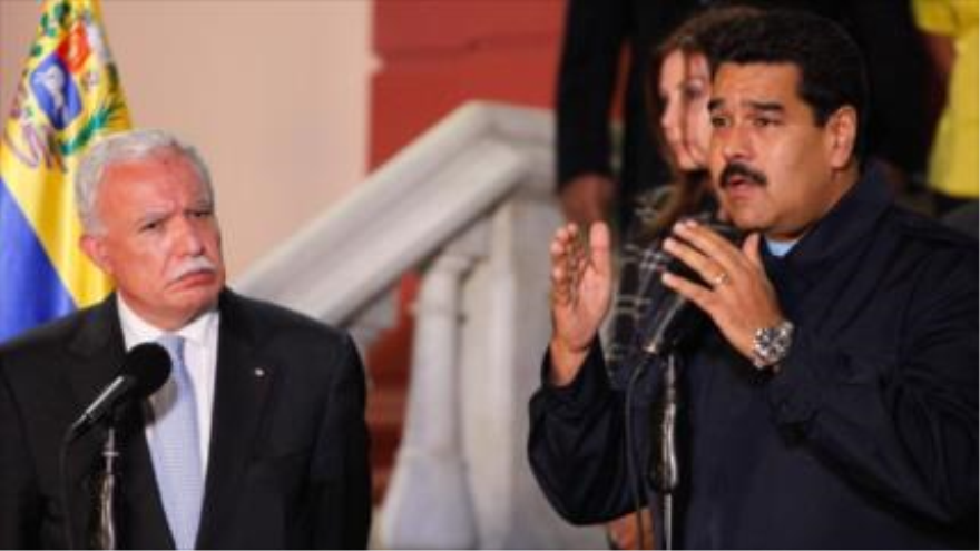 El presidente venezolano, Nicolás Maduro (dcha.), y el canciller palestino Riad al-Maliki (izq.)