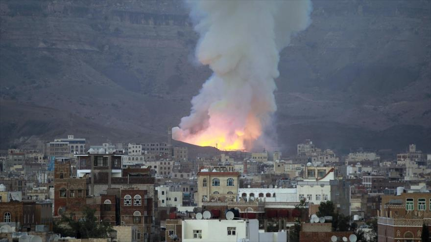 Columna de humo tras un ataque aéreo de Arabia Saudí en la capital yemení, Saná.