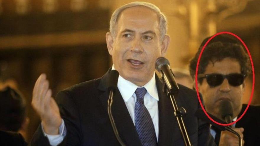 El diputado francoisraelí Meyer Habib, hace de intérprete para el premier israelí, Benyamin Netanyahu, en su discurso en la Sinagoga de la Victoria de París, tras los atentados de Charlie Hebdo y del supermercado Hypercacher. 11 de enero de 2015