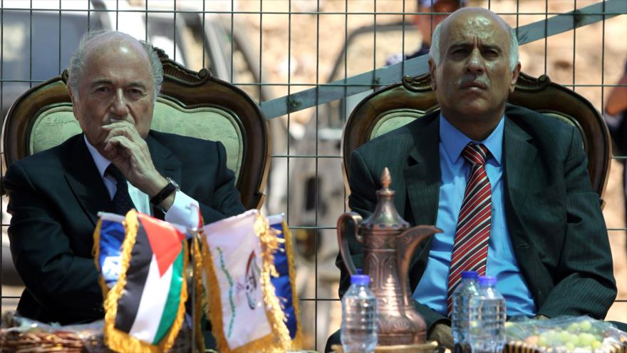 El presidente de la FIFA, Joseph Blatter, y el presidente de la Federación de Fútbol de Palestina, Jibril Rajub. 20 de mayo de 2015