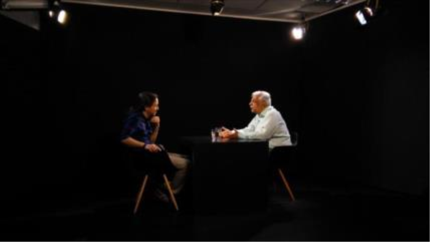 Pablo Iglesias (izda.), entrevistado por el escritor paquistaní Tariq Ali