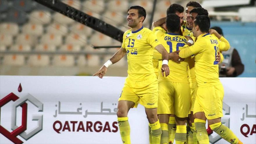 El equipo iraní de fútbol Naft celebra su triunfo ante su rival Al-Ahli, de Arabia Saudí, 20 de mayo de 2015 