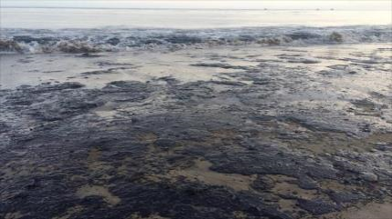 Declaran emergencia por derrame petrolero en costas de California 