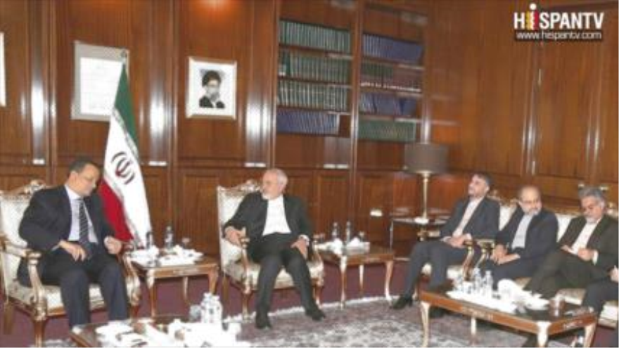 El enviado especial de la ONU para Yemen, Ismail Ould Cheij Ahmed (izquierda), se reúne en Teherán, capital persa, con el canciller iraní, Mohamad Yavad Zarif (centro). 21 de mayo de 2015