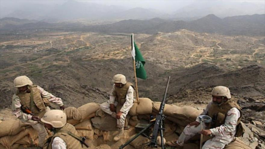 Soldados saudíes vigilan la frontera de su país con Yemen