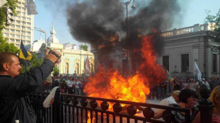 Cientos de manifestantes ucranianos chocan con policía en Kiev