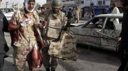 Mueren tres militares paquistaníes por explosión de bomba 