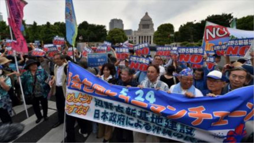 Manifestación en Japón contra la relocalización de una polémica base militar estadounidense en Okinawa