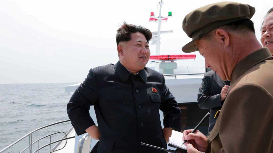 El líder norcoreano, Kim Jong-un, sonríe mientras observa el ensayo con un misil balístico submarino.