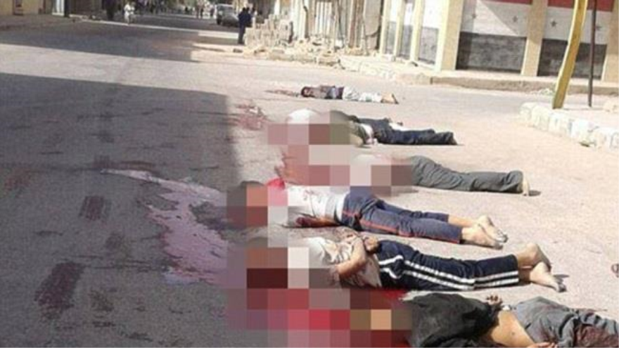 Imagen enviada por los activistas en la ciudad siria de Palmira de varios hombres ejecutados por EIIL.