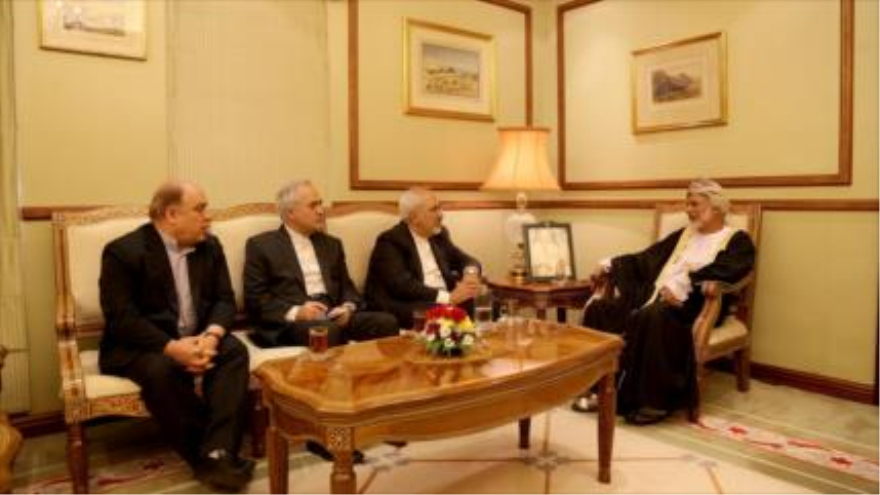 El canciller iraní, Mohamad Yavad Zarif (segundo desde la derecha), junto a su homólogo omaní, Yusuf bin Alawi bin Abdolá (derecha). 26 de mayo de 2015.a