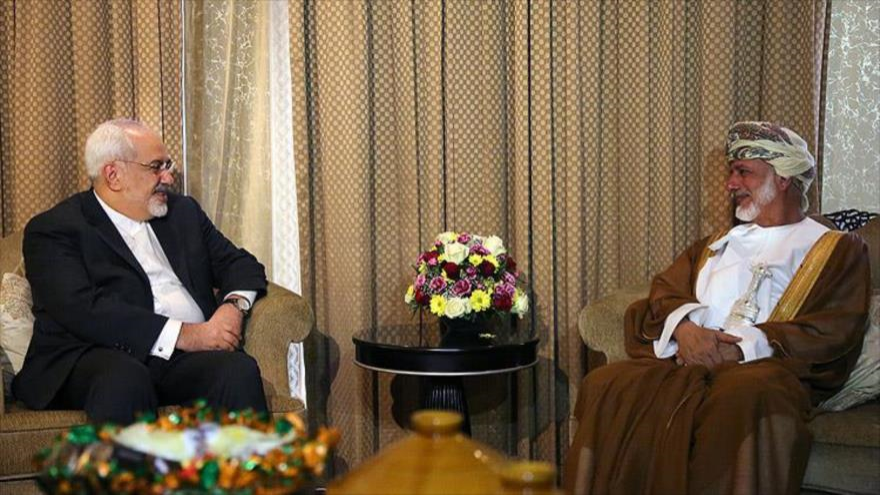 El canciller iraní, Mohamad Yavad Zarif (izquierda), y su homólogo omaní, Yusuf bin Alawi bin Abdolá.