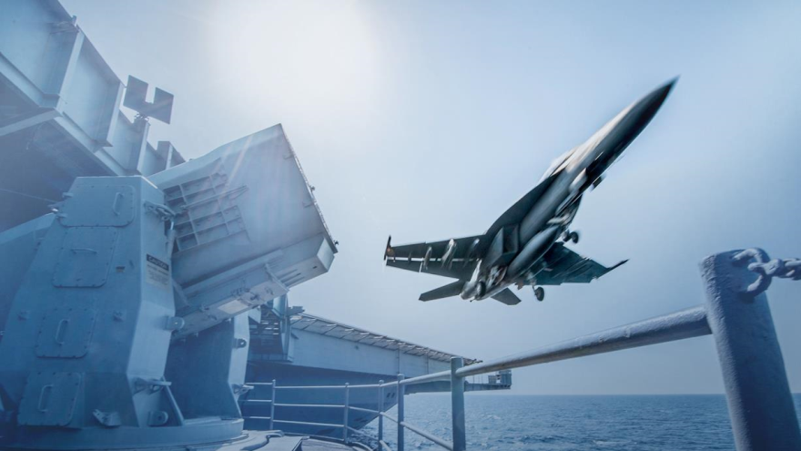 Un caza F/A-18 Super Hornet despega desde el portaviones estadounidense USS Carl Vinson antes de atacar su blanco en Siria.