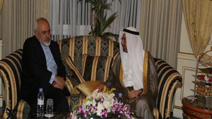 El canciller iraní, Mohamad Yavad Zarif, y el secretario general de la OCI, Iyad Amin al-Madani, reunidos en Kuwait. 26 de mayo de 2015