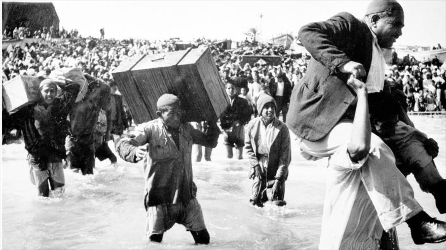 Ciudadanos palestinos obligados a huir de la ciudad de Jafa a través del mar en 1948, año en el que comenzó la ocupación israelí de los territorios palestinos.