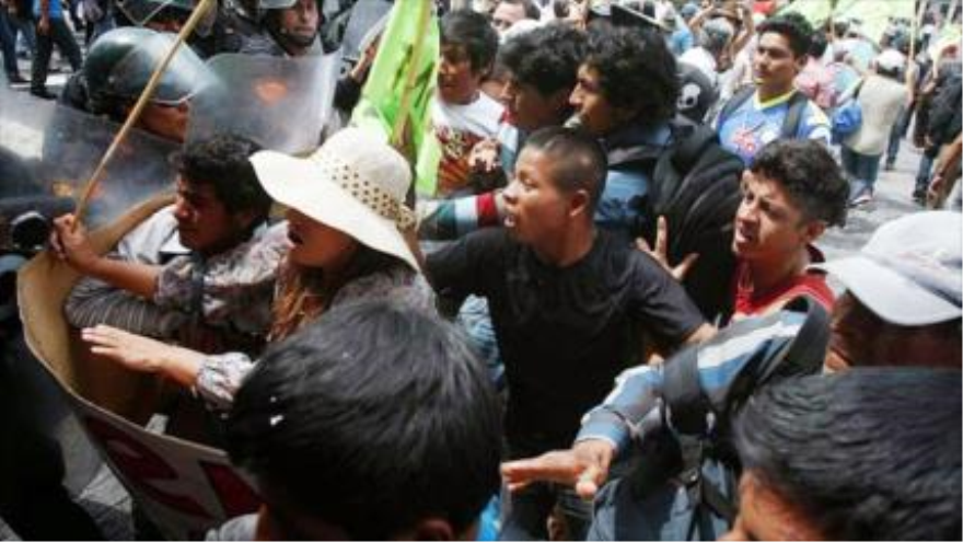 Peruanos se enfrentan con la Policía durante una marcha contra el proyecto Tía María.