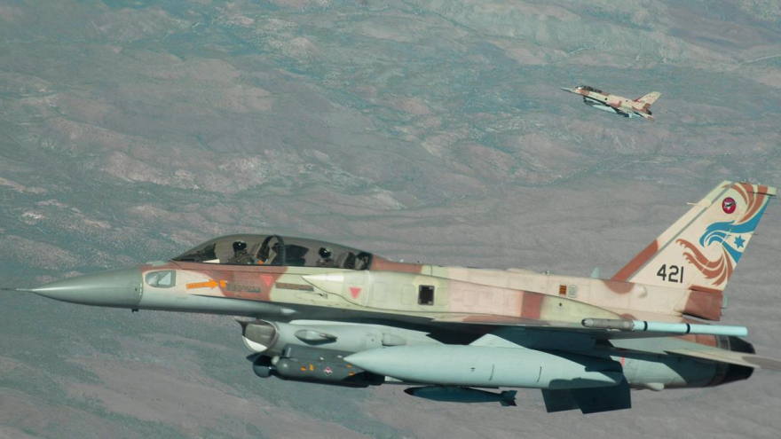 Dos aviones de guerra tipo F-16 del régimen israelí.