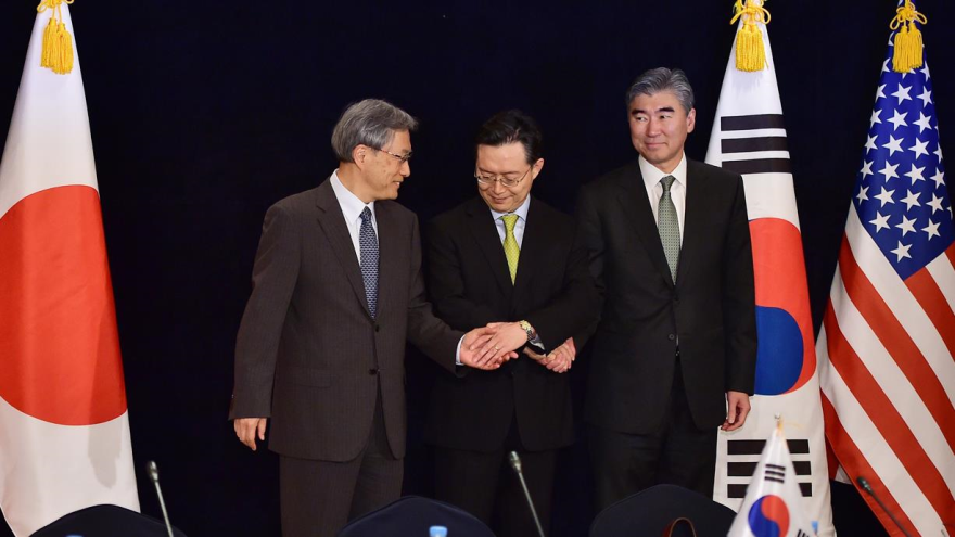 El representante especial para temas de seguridad y pacificación de la península coreana, el surcoreano Hwang Joon Kook (centro), y homólogos estadounidense y japonés, Sung Kim (derecha) y Junichi Ihara (izquierda), en Seúl. 27 de mayo de 2015