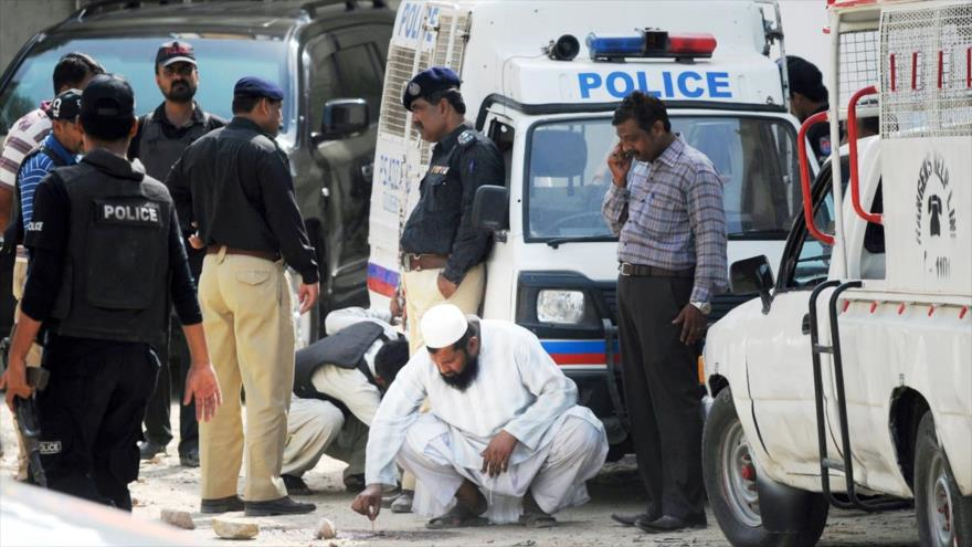 Personal de seguridad paquistaní acude a la escena tras un ataque contra un vehículo de la Policía en Karachi. 