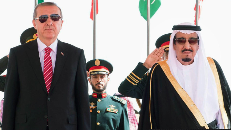 El presidente de Turquía, Recep Tayyip Erdogan y el rey saudí, Salman bin Abdulaziz (decha)