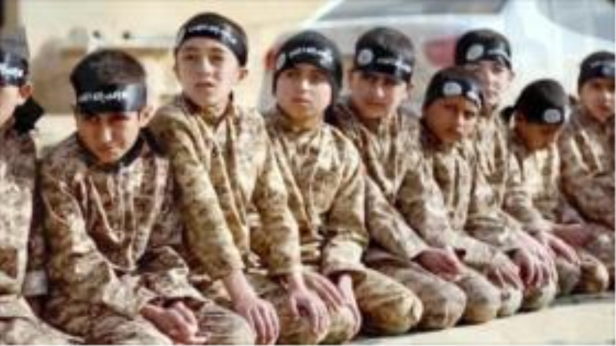 Niños reclutados por Daesh reciben entrenamientos para ser terroristas.