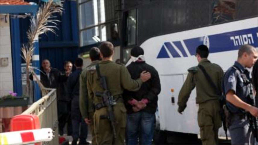 Militares israelíes trasladan a un preso palestino, 15 de diciembre de 2011.