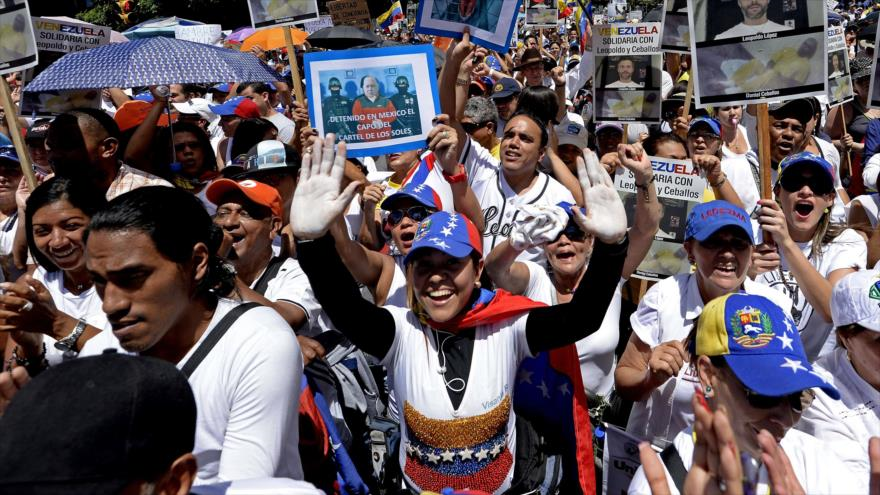 Partidarios del líder ultraderechista venezolano Leopoldo López celebran una marcha de protesta en Caracas, la capital. 30 de mayo de 2015