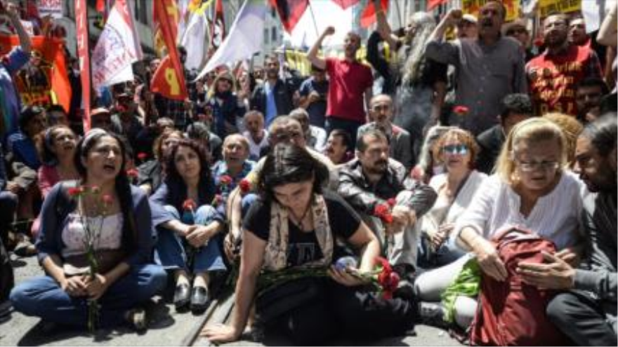 Manifestantes turcos se congregan en la calle comercial de Istiklal, centro de Estambul, para conmemorar el 2º aniversario de víctimas de Gezi. 31 mayo de 2015