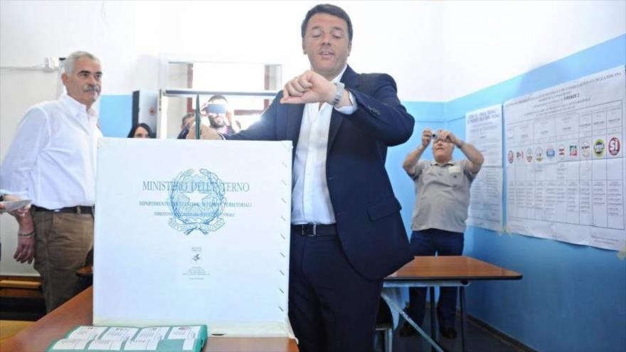 El primer ministro italiano, Matteo Renzi, vota en las elecciones regionales, Pontassieve, 31 de mayo de 2015.