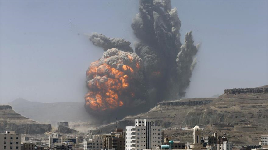 El humo se eleva tras ataque aéreo saudí en la capital de Yemen, Saná.